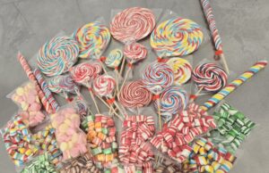 Slatka tradicija iz Brzog Broda: Porodica Jovanović već 15 godina pravi slatkiše po staroj recepturi Svilene bombone, lizalice, čibuci