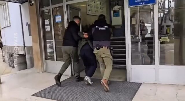 Uhapšen osumnjičeni za pljačku i silovanje taksistkinje kod Merošine Uhapšen osumnjičeni za pljačku i silovanje taksistkinje kod Merošine