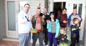 Uskršnja tradicija koja okuplja komšiluk: Tucanje jajima, osmesi i zajedništvo u srcu Niša Uskršnja tradicija koja okuplja komšiluk