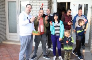 Uskršnja tradicija koja okuplja komšiluk: Tucanje jajima, osmesi i zajedništvo u srcu Niša Uskršnja tradicija koja okuplja komšiluk