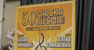 Spektakl za jubilarnu 50. Majsku pesmu. Mališani ponovo uz orkestar na sceni 50. Majsku pesmu