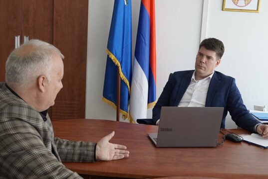 Pomoćnik ministra državne uprave i lokalne samouprave u poseti Skupštini grada Niša Darko Nikolić i Radovan Arežina
