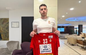 Dres rukometne reprezentacije Srbije sa potpisima igrača na licitaciji LFN Dres rukometne reprezentacije Srbije sa potpisima igrača na licitaciji LFN