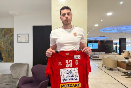 Dres rukometne reprezentacije Srbije sa potpisima igrača na licitaciji LFN Dres rukometne reprezentacije Srbije sa potpisima igrača na licitaciji LFN