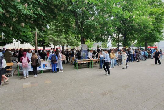 Školsko dvorište pretvoreno u malu laboratoriju znanja i kreativnosti Festival nauke i umetnosti Tasijada