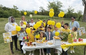 Kako nastaje med: Mališani kroz druženje sa pčelarom učili o svetu pčela Mališani kroz druženje sa pčelarom učili o svetu pčela