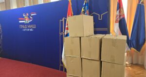 Počela podela paketa pomoći i drva za ogrev izbeglim i interno raseljenim licima u Nišu