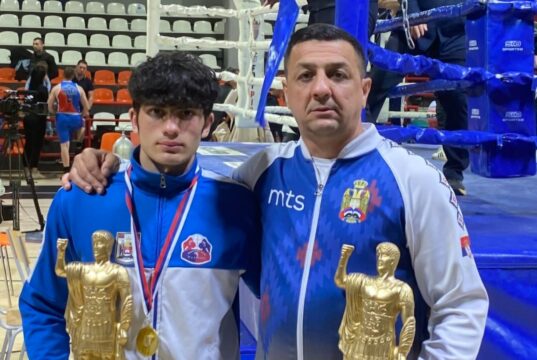 Održan međunarodni turnir u Nišu, omladinac domaćina proglašen za najboljeg boksera Danilo Šćepanović sa trenerom