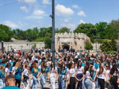 Niški maturanti tradicionalno plesom obeležili kraj srednje škole Niški maturanti tradicionalno plesom obeležili kraj srednje škole