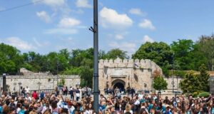 Niški maturanti tradicionalno plesom obeležili kraj srednje škole Niški maturanti tradicionalno plesom obeležili kraj srednje škole