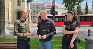 Saslušana četiri svedoka u postupku za ubistvo dečaka u Niškoj Banji, ročište prekinuto zbog intervencije hitne pomoći Roditelji ubijenog Andreja Simića i advokat Knežević