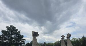 Bubanj očišćen nakon prvomajskog uranka, posetioci zadovoljni uređenjem prostora Spomen park Bubanj