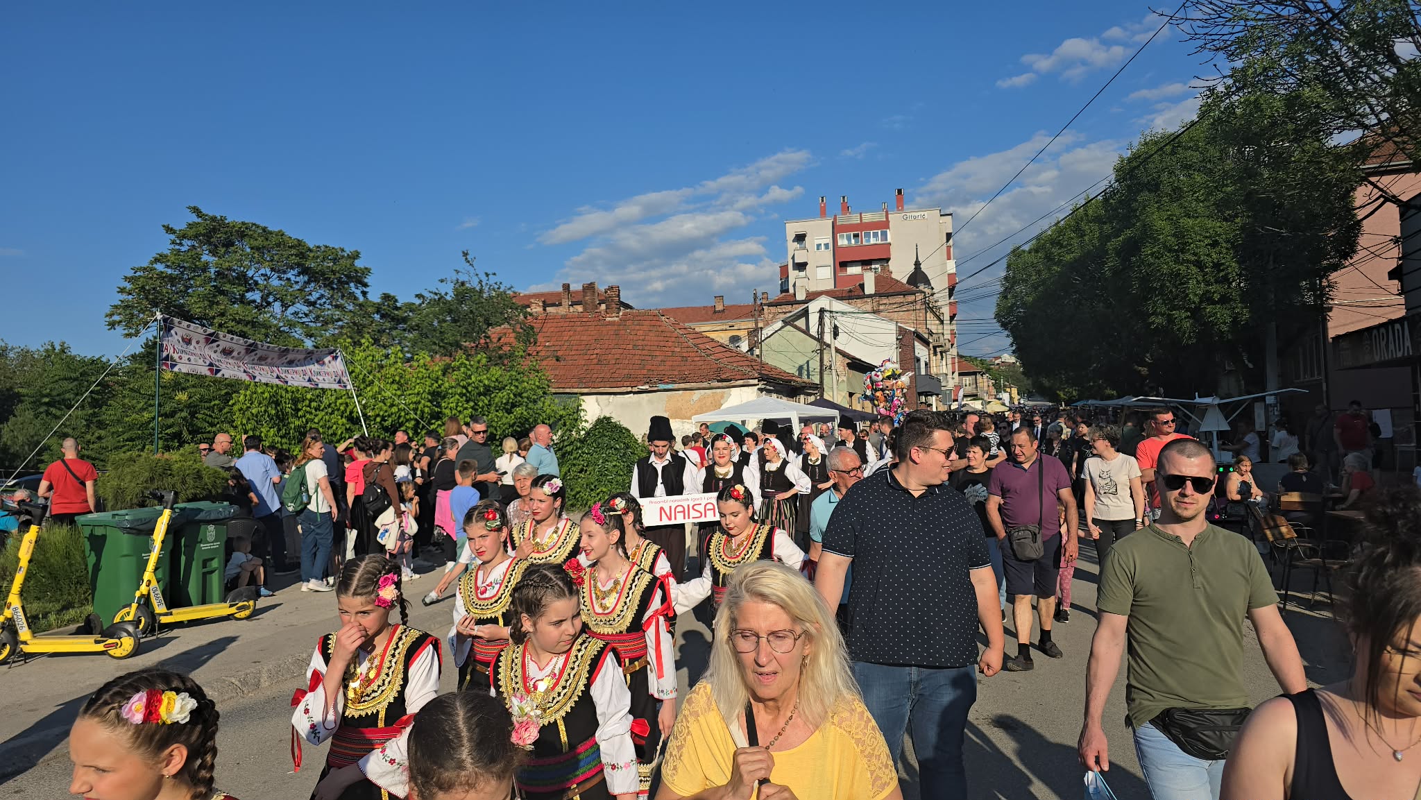 Defile folkloraša