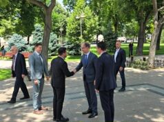 Premijer Đuro Macut u Nišu otvorio kancelariju predsednika Vlade Srbije Doček prijema Đuro Macute u Nišu