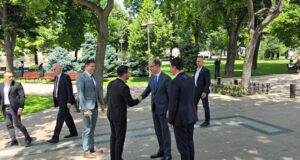 Premijer Đuro Macut u Nišu otvorio kancelariju predsednika Vlade Srbije Doček prijema Đuro Macute u Nišu