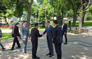 Premijer Đuro Macut u Nišu otvorio kancelariju predsednika Vlade Srbije Doček prijema Đuro Macute u Nišu