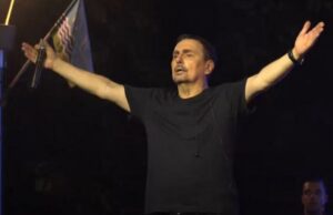 SVE NA PESMU I VESELJE: Dragan Kojić Keba veliku letnju koncertnu avanturu kreće u Nišu na „Letnjoj pozornici“ Dragan Kojić Keba