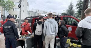 Mališani se upoznali sa policijskom opremom i vozilima na obeležavanju Dana policije u Nišu