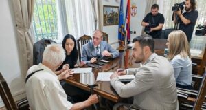 Ministarka Jelena Žarić Kovačević razgovara sa građanima u Gradskoj kući Ministarka Jelena Žarić Kovačević razgovara sa građanima u Gradskoj kući