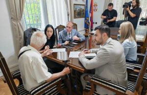 Ministarka Jelena Žarić Kovačević razgovara sa građanima u Gradskoj kući Ministarka Jelena Žarić Kovačević razgovara sa građanima u Gradskoj kući
