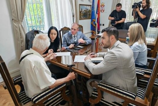 Ministarka Jelena Žarić Kovačević razgovara sa građanima u Gradskoj kući Ministarka Jelena Žarić Kovačević razgovara sa građanima u Gradskoj kući