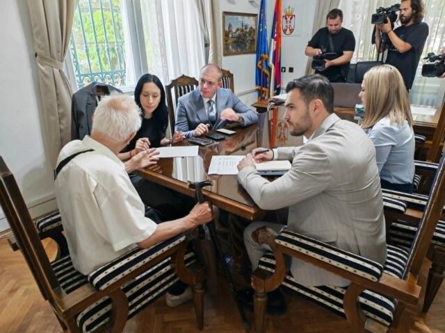 Ministarka Jelena Žarić Kovačević razgovara sa građanima u Gradskoj kući Ministarka Jelena Žarić Kovačević razgovara sa građanima u Gradskoj kući