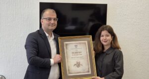 Maša je najbolja studentkinja Medicinskog fakulteta sa svim desetkama. Sad je dobila i priznanje Dr Miodrag Lazić Mladen Đurić i Maša Radenković