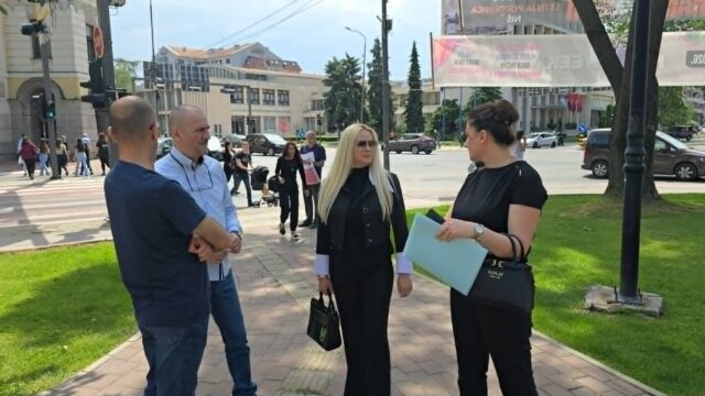 Porodica Simić i njihovi pravni zastupnici Porodica Simić i njihovi pravni zastupnici
