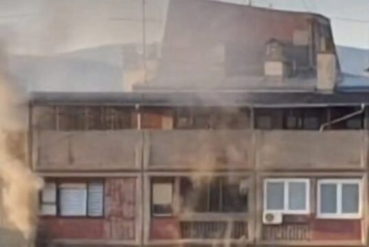 Požar u stanu na XI spratu zgrade u Nišu: Četiri osobe prevezene u UKC Požar Maksima Gorkog Niš