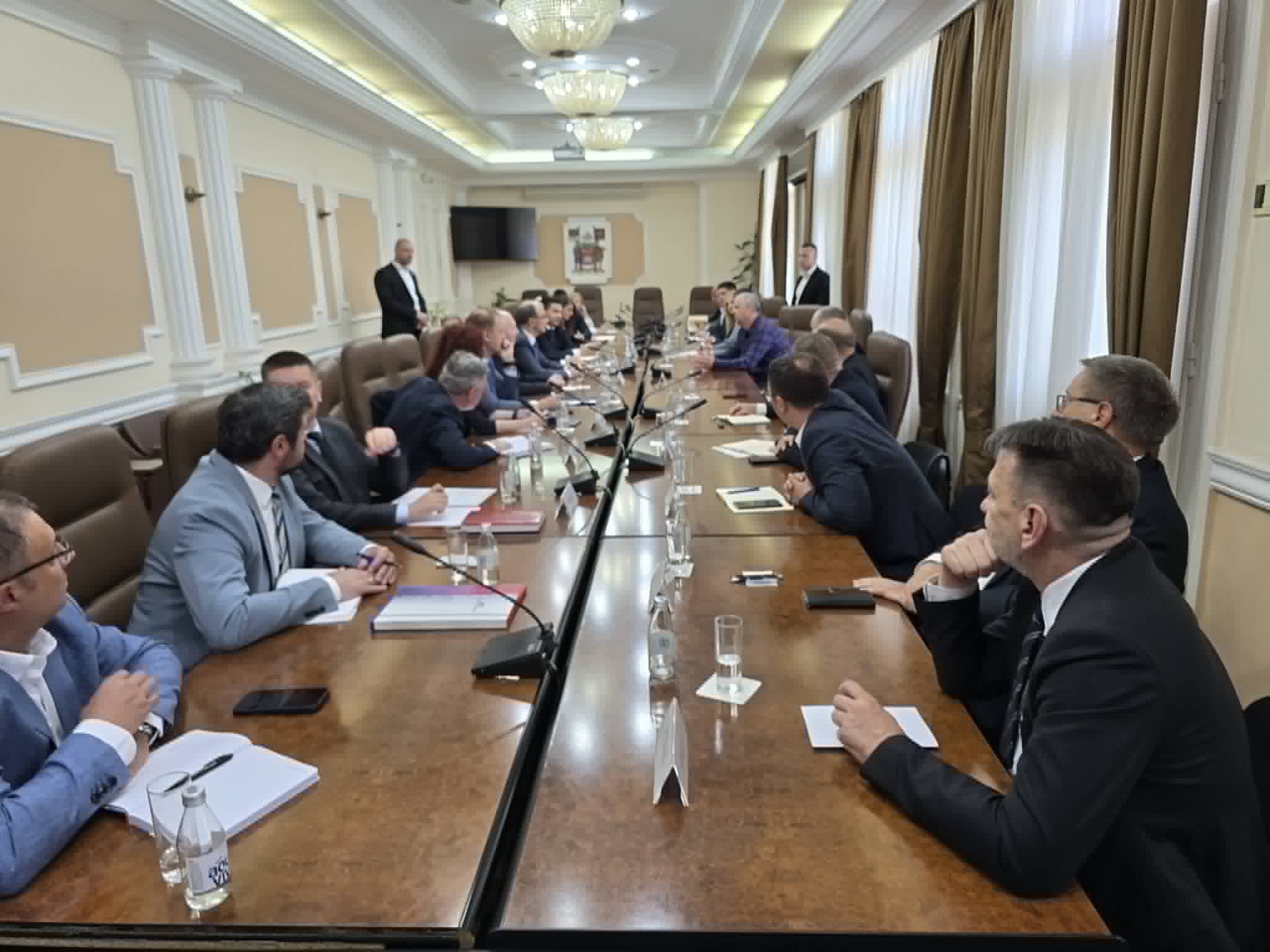 Sastanak sa premijerom i predstavnicima grada, okruga i aerodroma i EPS-a