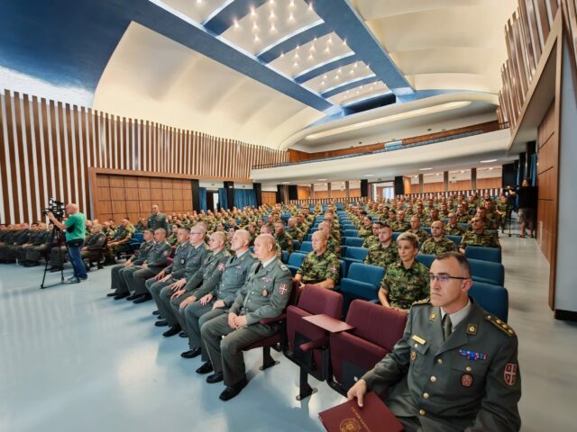 Više od hiljadu vojnika dobilo ugovore na neodređeno u Nišu