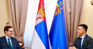 Ambasador Australije u Nišu razgovarao sa gradonačelnikom, opozicijom i predstavnicima medija Ambasador Australije i gradonačelnik Niša