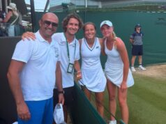 Nišlijka pravi društvo Đokoviću. Anastasija Cvetković danas igra polufinale Vimbldona Anastasija Cvetković sa trenerom i kolegama iz TAŽ-a