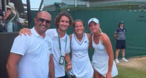 Nišlijka pravi društvo Đokoviću. Anastasija Cvetković danas igra polufinale Vimbldona Anastasija Cvetković sa trenerom i kolegama iz TAŽ-a