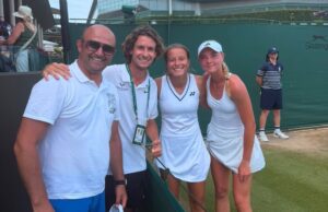 Nišlijka pravi društvo Đokoviću. Anastasija Cvetković danas igra polufinale Vimbldona Anastasija Cvetković sa trenerom i kolegama iz TAŽ-a