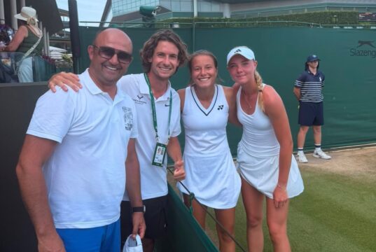 Nišlijka pravi društvo Đokoviću. Anastasija Cvetković danas igra polufinale Vimbldona Anastasija Cvetković sa trenerom i kolegama iz TAŽ-a