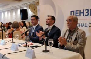 Ognjenović niškim penzionerima predstavio mere pomoći Dragoslav Pavlović Relja Ognjanović prof. dr Andrea Savić