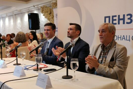 Ognjenović niškim penzionerima predstavio mere pomoći Dragoslav Pavlović Relja Ognjanović prof. dr Andrea Savić