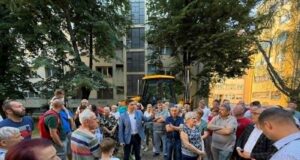 SVAKODNEVNO NA TERENU: Pavlović – Obilazimo grad, sela i sa ljudima zajedno dolazimo do rešenja Dragoslav Pavlović sa građanima
