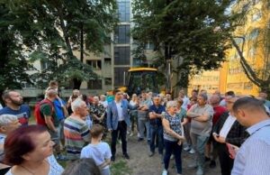 SVAKODNEVNO NA TERENU: Pavlović – Obilazimo grad, sela i sa ljudima zajedno dolazimo do rešenja Dragoslav Pavlović sa građanima