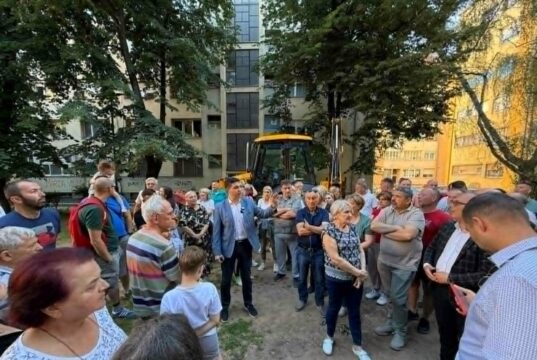 SVAKODNEVNO NA TERENU: Pavlović – Obilazimo grad, sela i sa ljudima zajedno dolazimo do rešenja Dragoslav Pavlović sa građanima