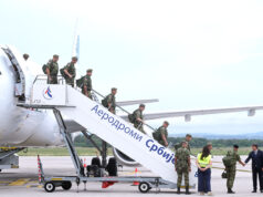 Na niškom aerodromu dočekani vojnici iz mirovne misije, a ispraćen novi kontingent mirovnjaka
