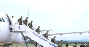 Na niškom aerodromu dočekani vojnici iz mirovne misije, a ispraćen novi kontingent mirovnjaka