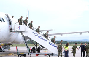 Na niškom aerodromu dočekani vojnici iz mirovne misije, a ispraćen novi kontingent mirovnjaka
