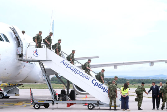 Na niškom aerodromu dočekani vojnici iz mirovne misije, a ispraćen novi kontingent mirovnjaka