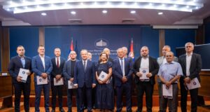 Ministar Novica Tončev uručio 14 ugovora za nerazvijene opštine Ministar Novica Tončev uručio 14 ugovora za nerazvijene opštine