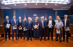 Ministar Novica Tončev uručio 14 ugovora za nerazvijene opštine Ministar Novica Tončev uručio 14 ugovora za nerazvijene opštine