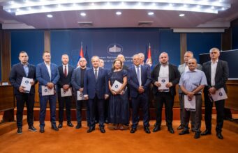 Ministar Novica Tončev uručio 14 ugovora za nerazvijene opštine Ministar Novica Tončev uručio 14 ugovora za nerazvijene opštine