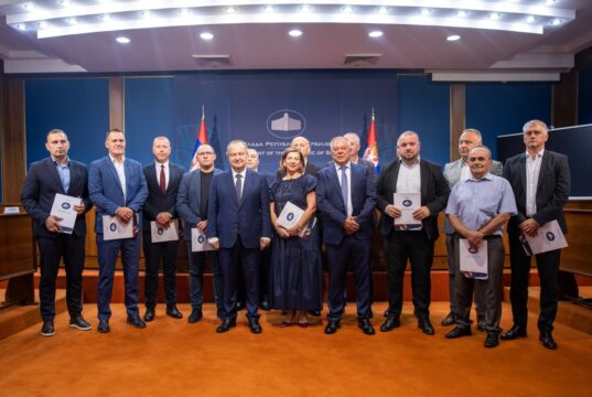 Ministar Novica Tončev uručio 14 ugovora za nerazvijene opštine Ministar Novica Tončev uručio 14 ugovora za nerazvijene opštine