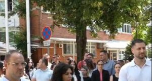 Omladina SNS-a ponovo organizovala performans ispred GO Medijana usmeren prema dr Miliću Omladina SNS-a ponovo organizovala performans ispred GO Medijana usmeren prema dr Miliću
